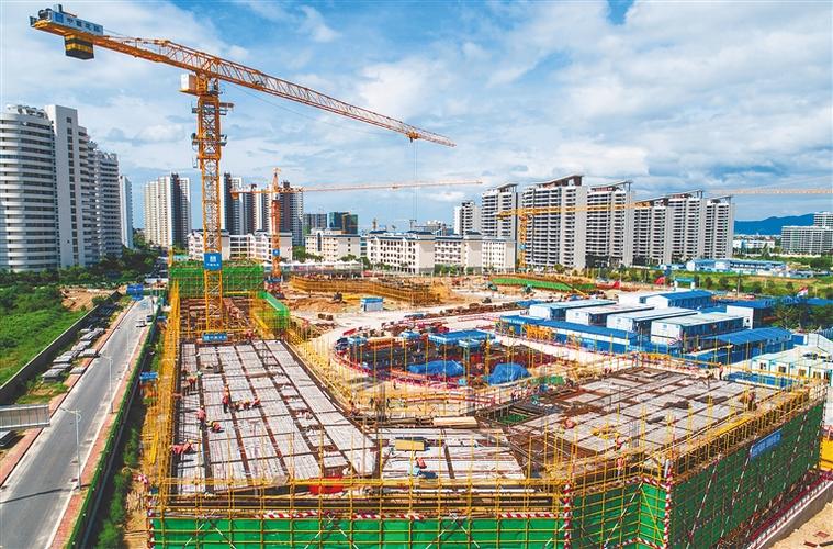 10月20日,在三亚崖州湾科技城中学项目工地,施工人员正在进行主体工程